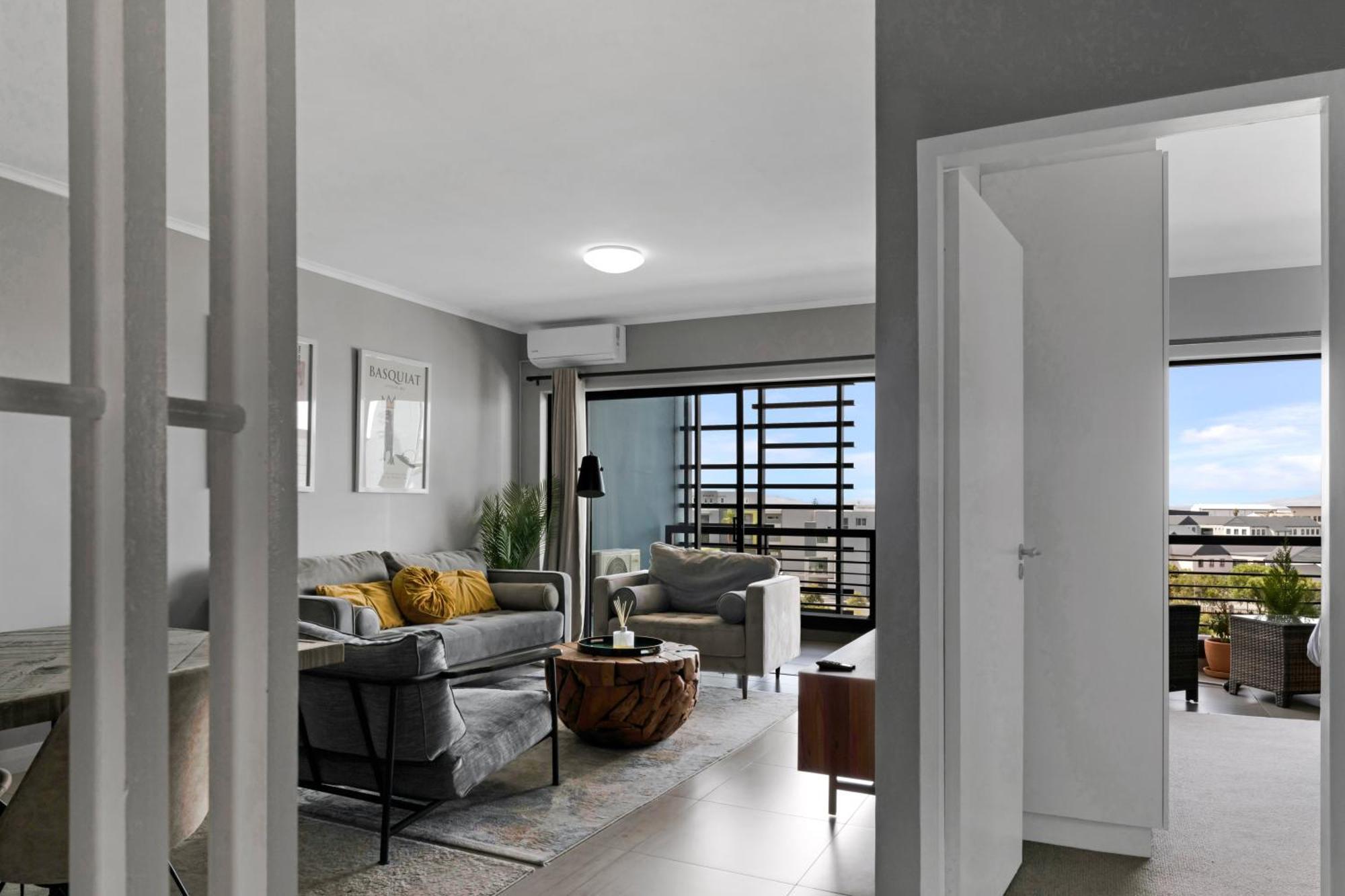 Two Bedroom Luxury Apartment, Century - Backup Power * Kapstadt